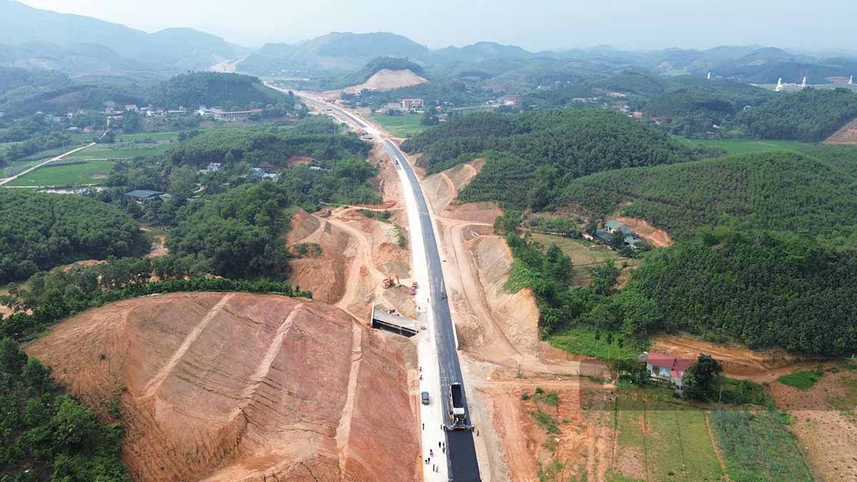Cao tốc Tuyên Quang - Hà Giang đi qua phần lớn địa hình đồi núi, địa chất phức tạp. Ảnh: Nguyễn Tùng.