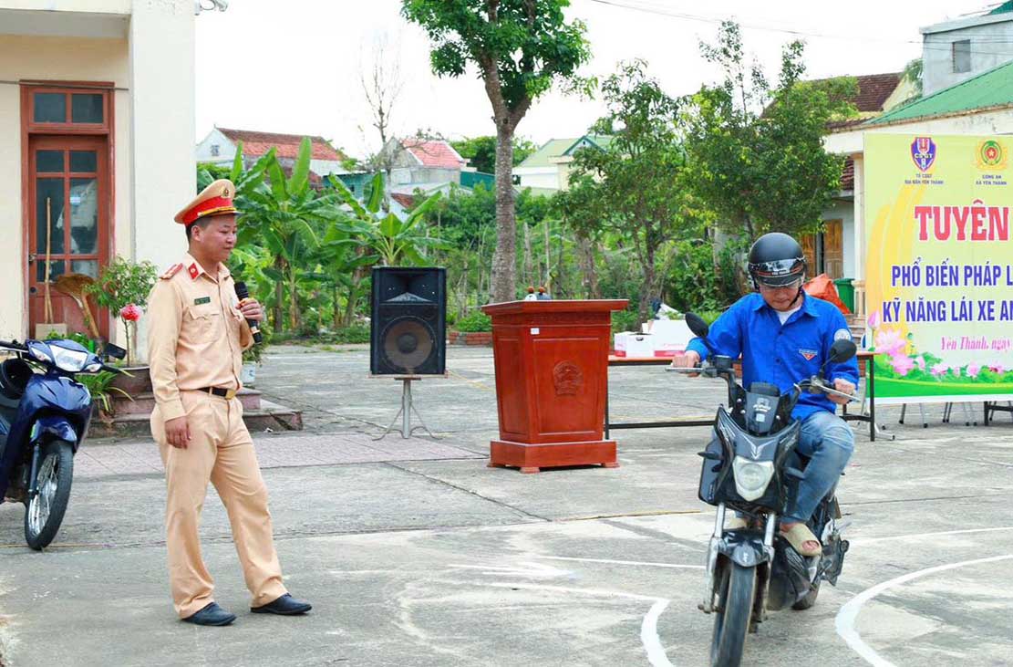 Students of Yen Thanh Technical Secondary School participate in traffic law propaganda. Photo: Ngoc Anh