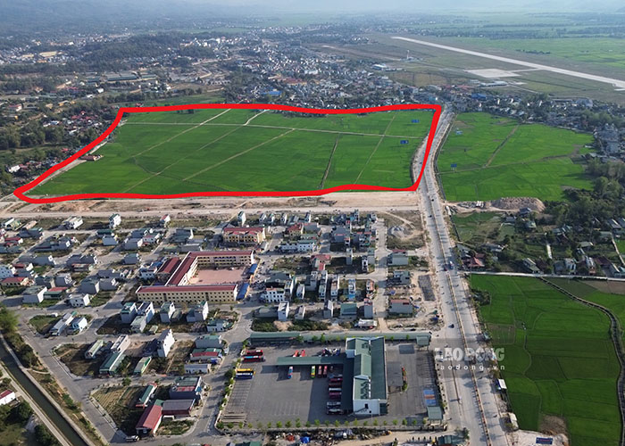 The land of more than 10 hectares is located near Dien Bien airport and passenger bus station. Photo: Quang Dat