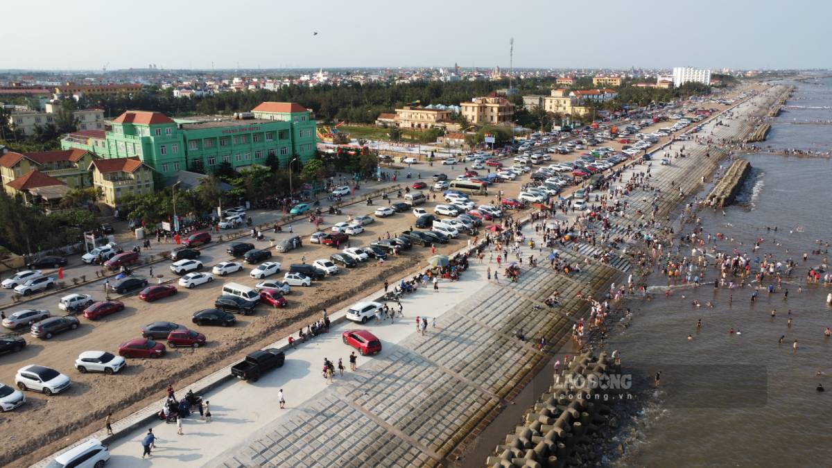 Thinh Long beach attracts tourists during holidays. Photo: Ha Vi