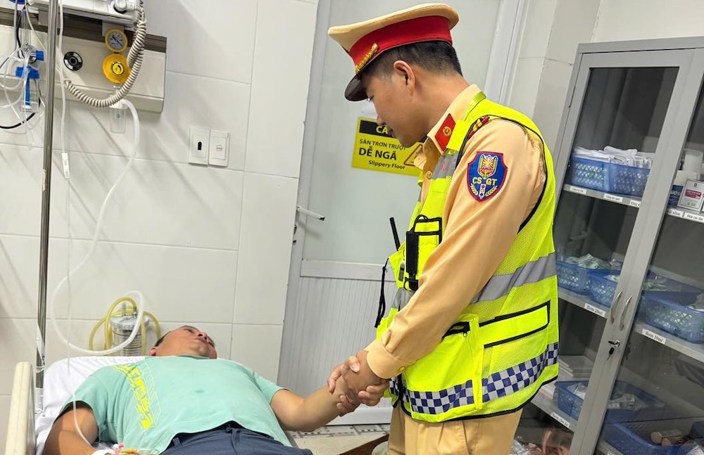 La police de la circulation de Nghệ An a continuellement aidé deux personnes en danger de mort à se rendre à l'hôpital à temps. Photo: Police de la circulation de Nghệ An