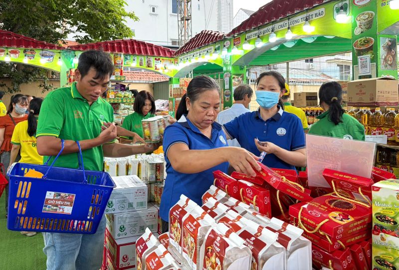 Đoàn viên công đoàn, người lao động mua hàng do LĐLĐ TPHCM tặng phiếu để mua hàng giá ưu đãi. Ảnh: Đức Long