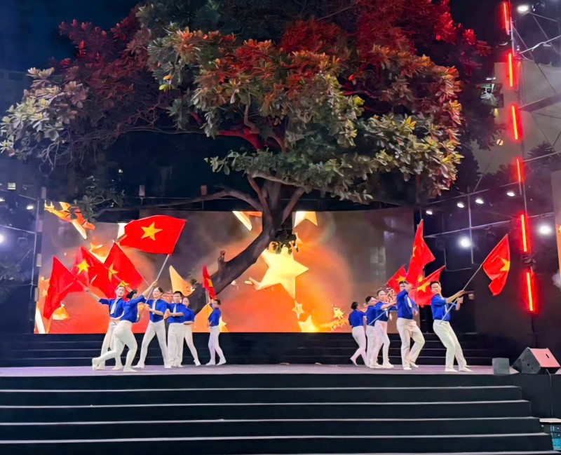 Un numéro artistique est présenté lors du programme. Photo: Đức Long