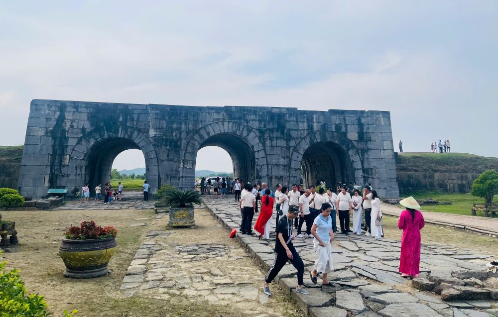 Đông đảo du khách đến tham quan, vãn cảnh tại di sản văn hóa thế giới Thành nhà Hồ. Ảnh: Quách Du
