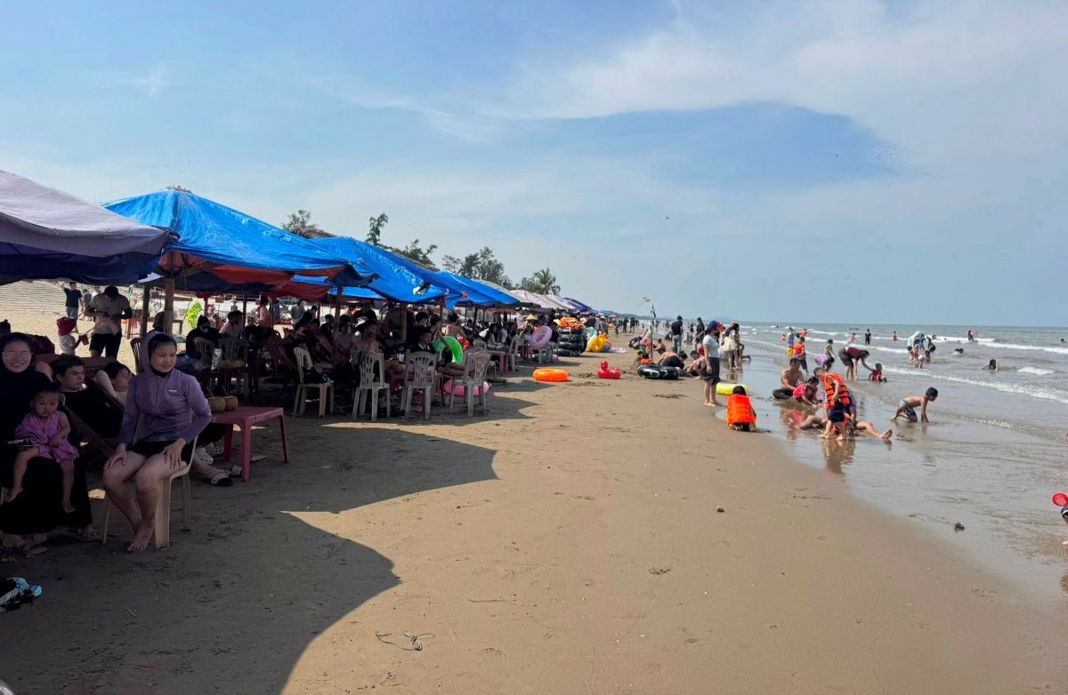 Rất đông du khách đến với biển Hải Hòa (Thanh Hóa) trong ngày 1.5. Ảnh: Minh Hoàng