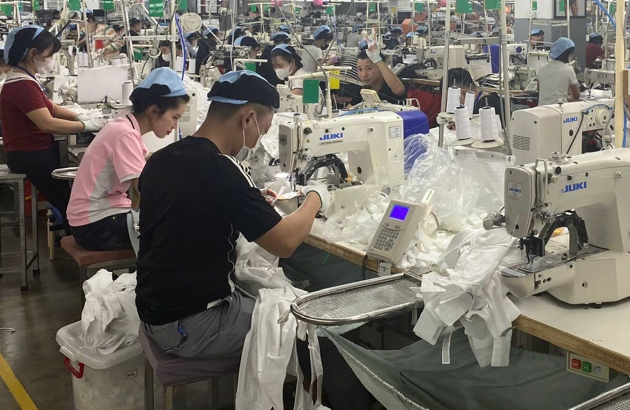 Many workers register to work during the April 30th - January 1st holiday. Photo: Phuong Han.