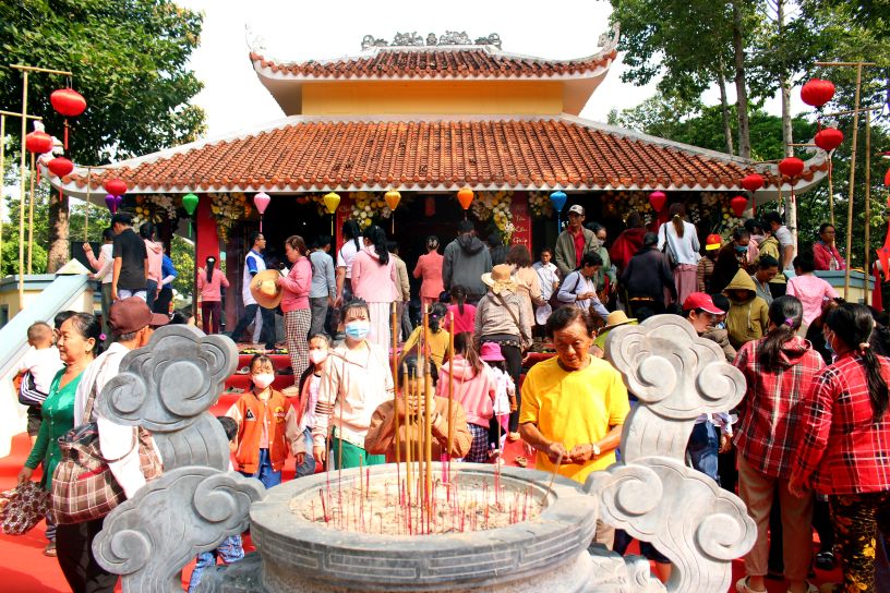 Người dân dâng hương nguyện cầu mưa thuận, gió hòa... Ảnh: Thanh Mai