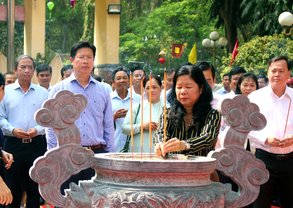 Lãnh đạo tỉnh dâng hương tại Miếu Bà Chúa Xứ Gò Tháp dịp lễ khai mạc lễ hội năm 2026. Ảnh: Thanh Mai