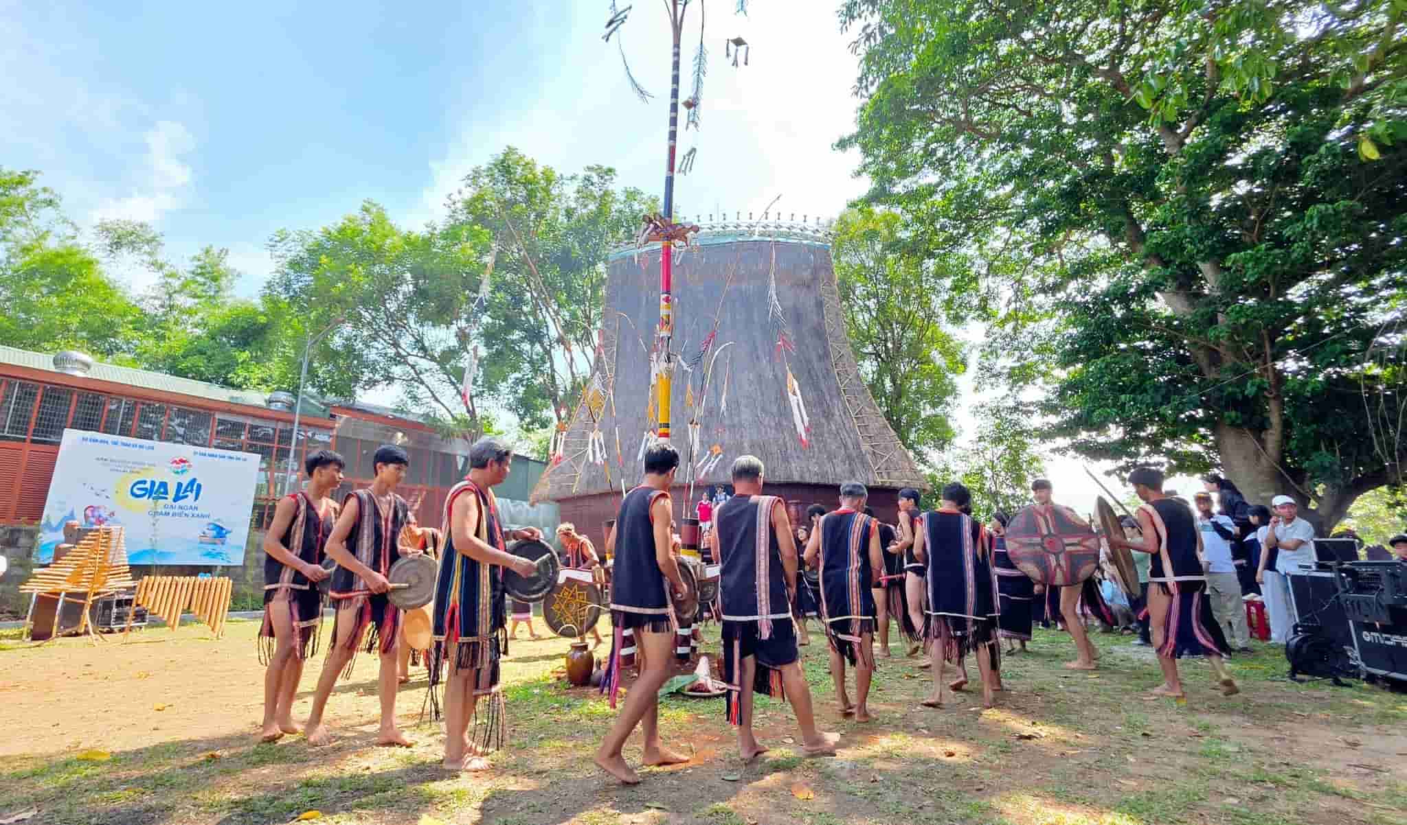 The ceremony to celebrate the new Rong house in Op village. Photo: Ba Binh