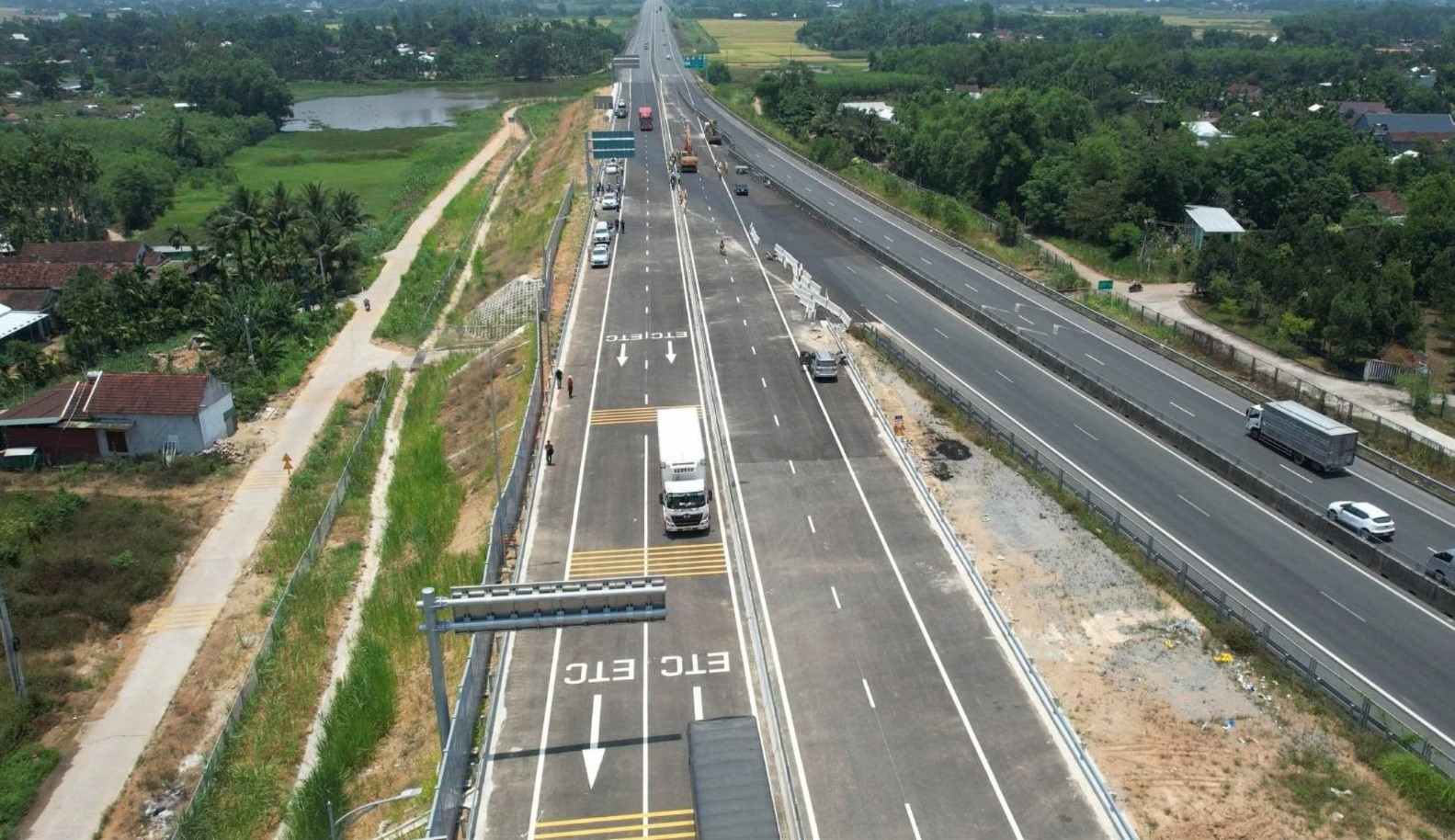 Điểm kết nối cao tốc Quảng Ngãi - Hoài Nhơn với cao tốc Đà Nẵng - Quảng Ngãi tại xã Nghĩa Giang (Quảng Ngãi). Ảnh: Lương Triều