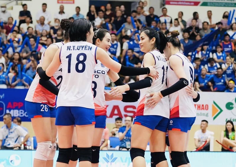 하노이 여자 배구팀은 모든 국내 선수와 함께 VTV9 - 빈딘 2026 컵 경기를 치릅니다. 사진: VFV