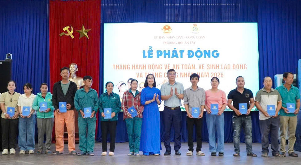 Le syndicat du quartier de Hội An Tây offre 74 cadeaux aux membres du syndicat en difficulté de la région à l'occasion du Mois des travailleurs 2026. Photo: Syndicat de Hội An Tây