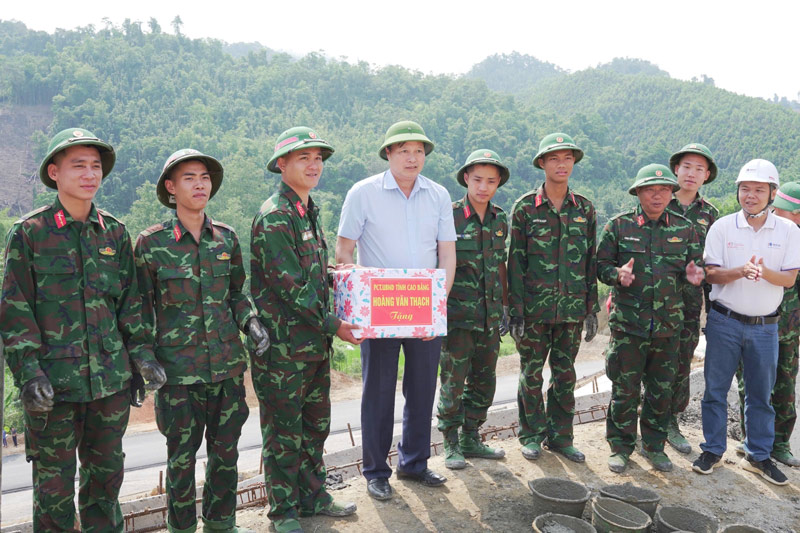 Phó Chủ tịch UBND tỉnh Cao Bằng Hoàng Văn Thạch động viên lực lượng quân đội tham gia xây dựng cao tốc Đồng Đăng - Trà Lĩnh. Ảnh: Nguyệt Hà