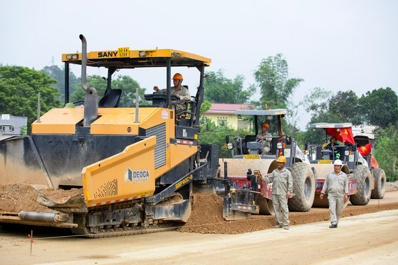 Hàng nghìn công nhân vẫn đang lao động xuyên lễ. Ảnh: Nguyệt Hà