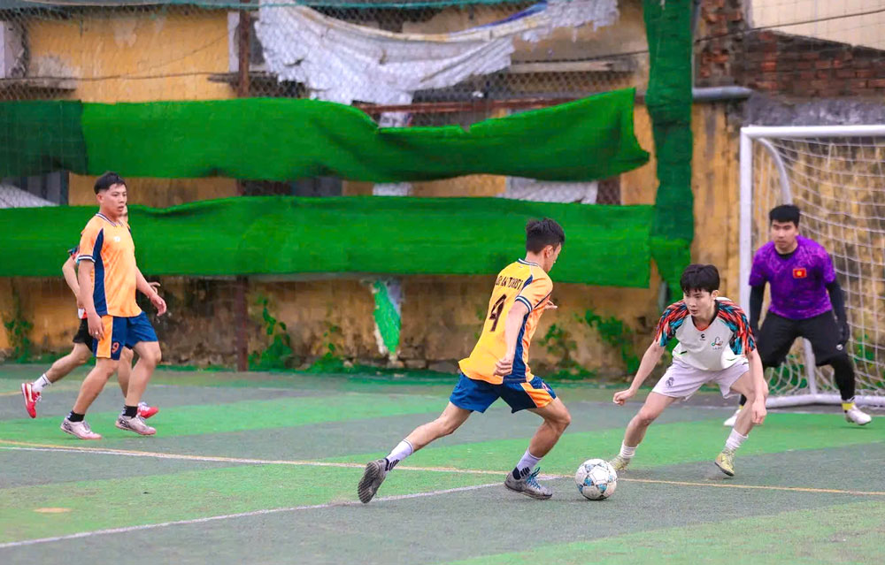 Hoi An and Hoi An Tay Ward Trade Unions have coordinated to organize the Men's Mini Football Tournament for union members and workers in the area. Photo: Da Nang Trade Union