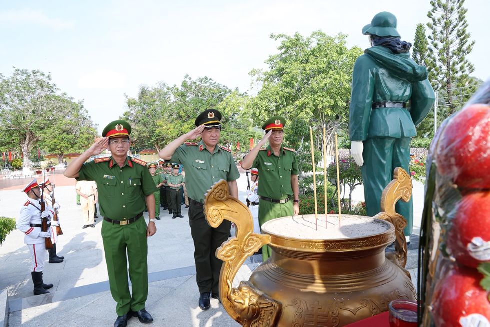 Ban Giám đốc Công an tỉnh thực hiện nghi thức trang nghiêm trước anh linh anh hùng liệt sĩ. Ảnh: Vũ Tiến