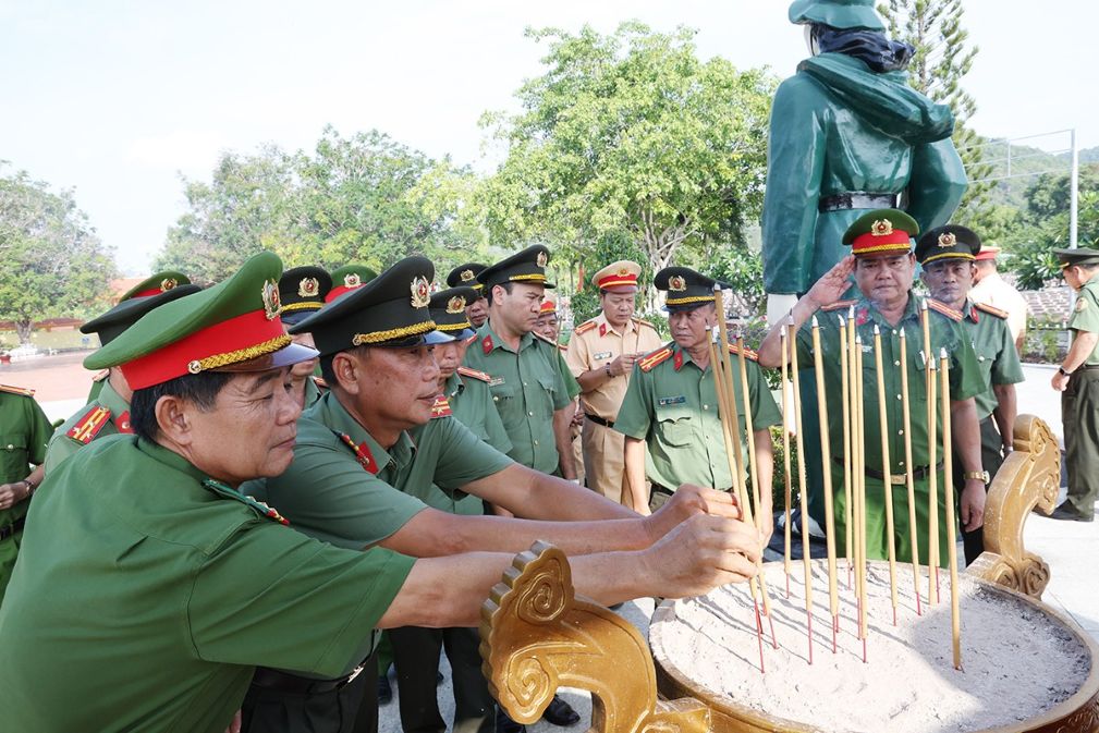 Các thành viên trong đoàn dâng hương tưởng niệm các anh hùng liệt sĩ. Ảnh:  Vũ Tiến