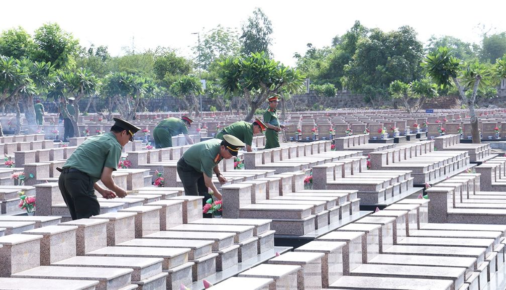 Các đại biểu thắp hương tại từng phần mộ tại Nghĩa trang liệt sĩ Dốc Bà Đắc. Ảnh: Vũ Tiến