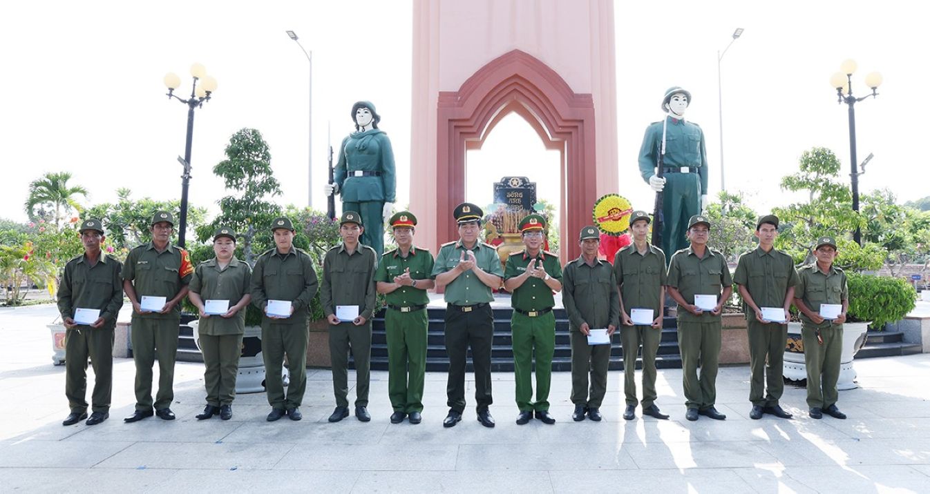 Thiếu tướng Nguyễn Văn Hận tặng quà cho lực lượng tham gia bảo đảm an ninh trật tự ở cơ sở phường Thới Sơn có hoàn cảnh khó khăn. Ảnh: Vũ Tiến