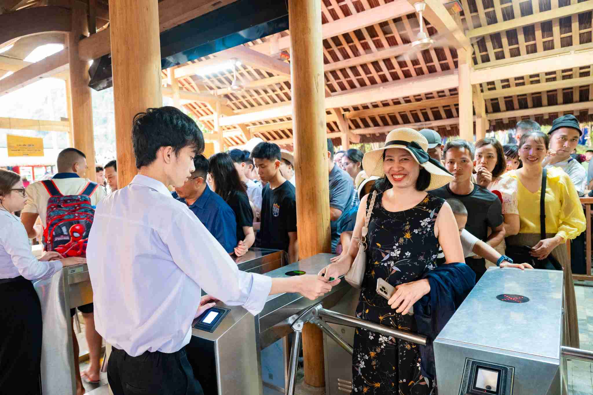 Chỉ trong vòng 2 ngày đầu của kỳ nghỉ lễ, các khu, điểm du lịch tại Ninh Bình đã đón gần 2 triệu lượt khách. Ảnh: Diệu Anh