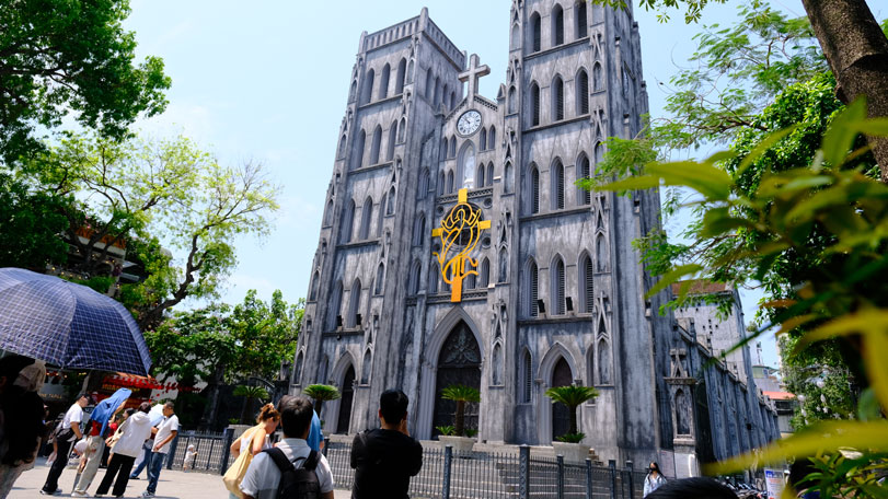 Traveling thousands of kilometers, Southern tourists come to the Grand Cathedral to capture moments during the April 30th holiday