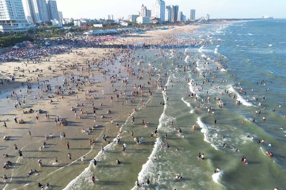 Vung Tau beach welcomes many tourists to have fun during the April 30 - 1 holiday. 5. Photo: Khoa Nguyen