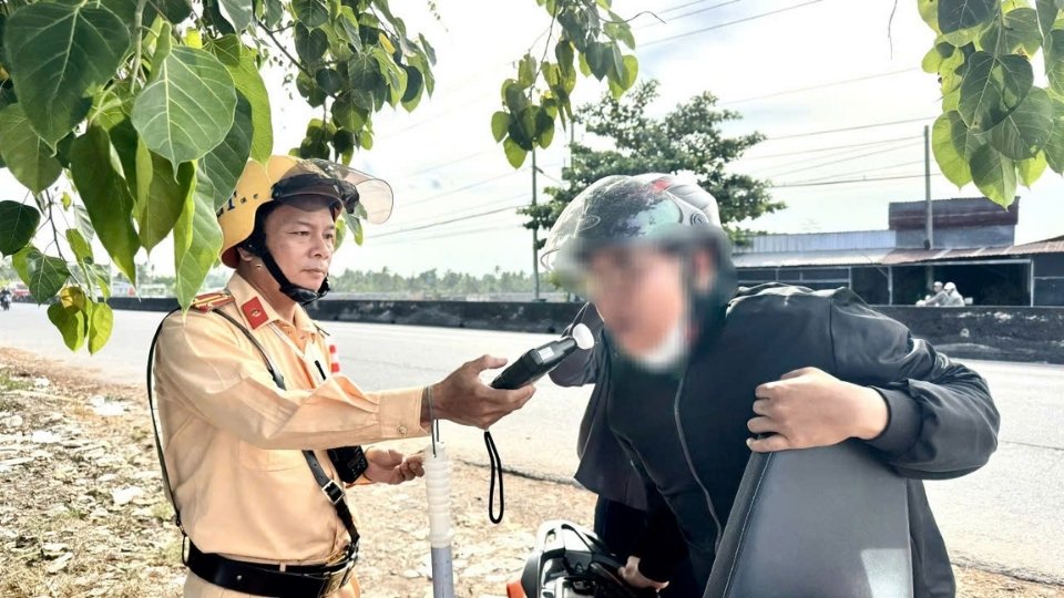 Vinh Long Provincial Police Traffic Police force checks alcohol concentration of traffic participants during holidays. Photo: Hoang Loc