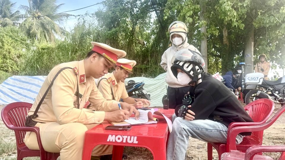 Lực lượng CSGT lập biên bản xử lý trường hợp vi phạm giao thông trong dịp lễ. Ảnh: Hoàng Lộc