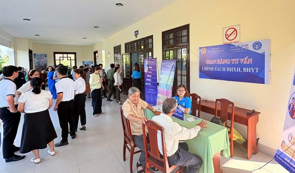 Le syndicat de Hội An Tây organise un stand de conseil - point de communication communautaire sur l'assurance sociale et l'assurance maladie pour les travailleurs. Photo: Syndicat de Hội An Tây