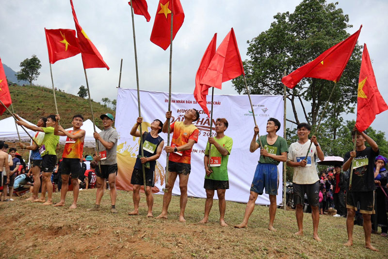 300 vận động viên hoàn thành cuộc thi và cảm nhận trọn vẹn vẻ đẹp lao động vùng cao. Ảnh: Giàng A Lù