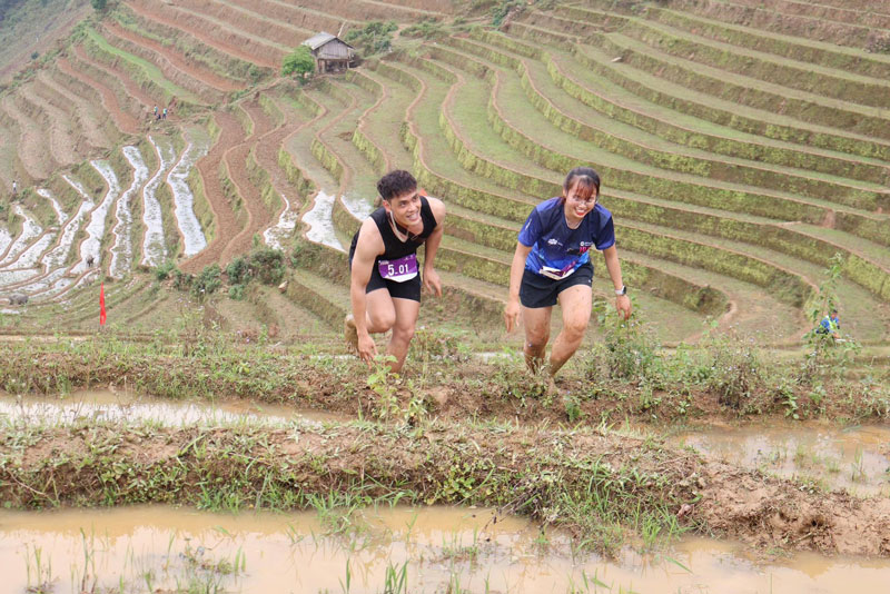 cung đường đua không bằng phẳng như các giải chạy thông thường gây ấn tượng với người xem