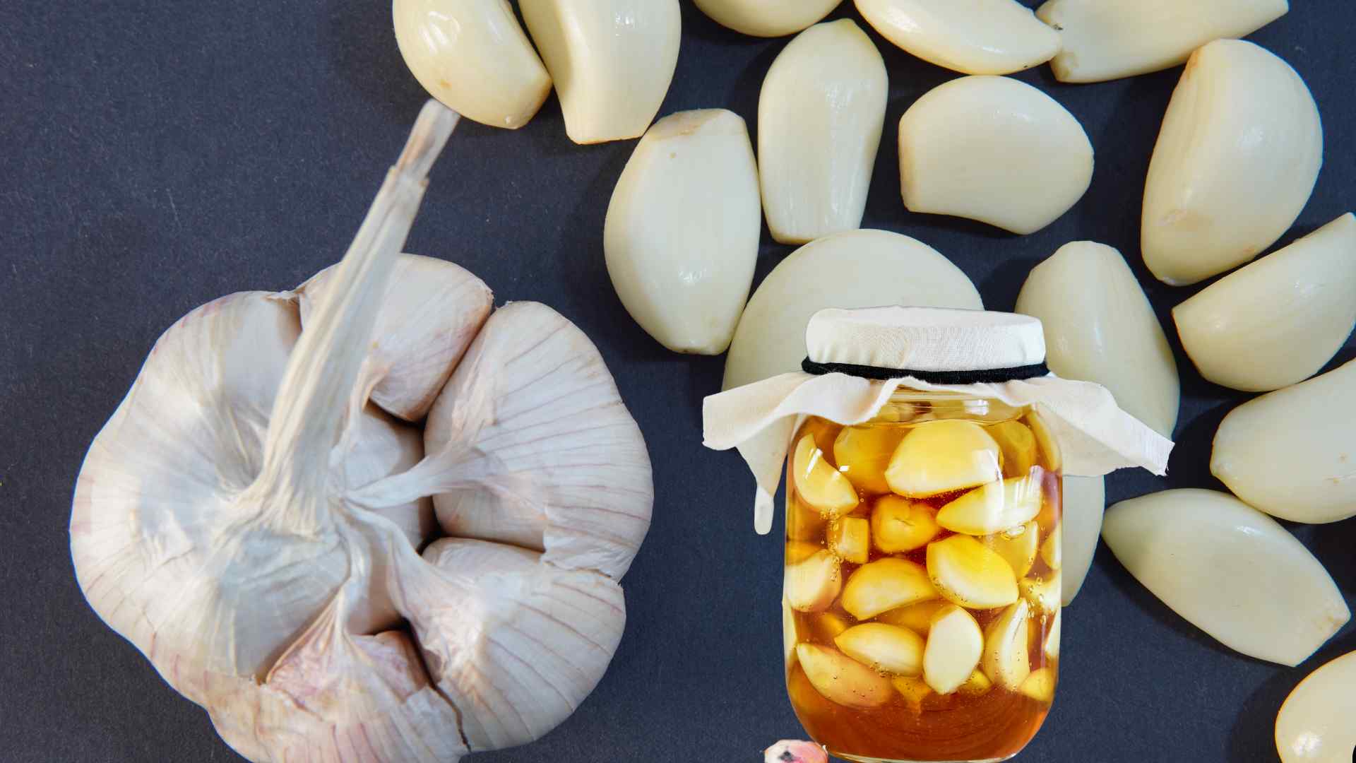 Garlic soaked in honey can contribute to purine metabolism, helping to reduce uric acid production in the body. Graphic photo: Huong Son
