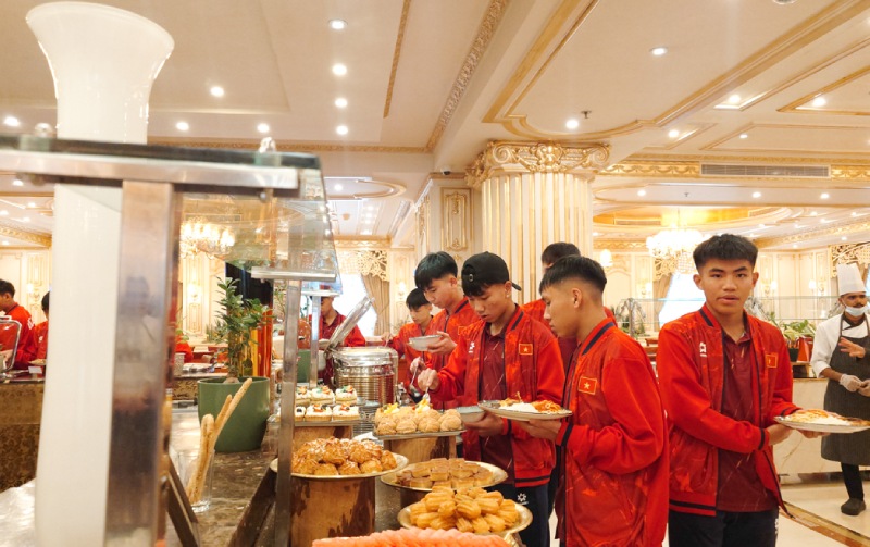 Các cầu thủ đã ổn định chỗ ăn ở trước khi có buổi tập nhẹ đầu tiên. Ảnh: VFF