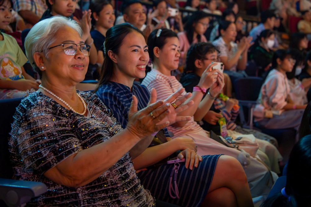 Chị Nguyễn Thanh Phương (áo xanh, ngụ khu Bảy Hiền) không giấu được sự háo hức. Chị chia sẻ bản thân vô cùng choáng ngợp trước sự đầu tư hoành tráng của rạp, đồng thời đánh giá đây là một hoạt động giải trí quá đỗi ý nghĩa cho gia đình trong dịp lễ dài ngày.