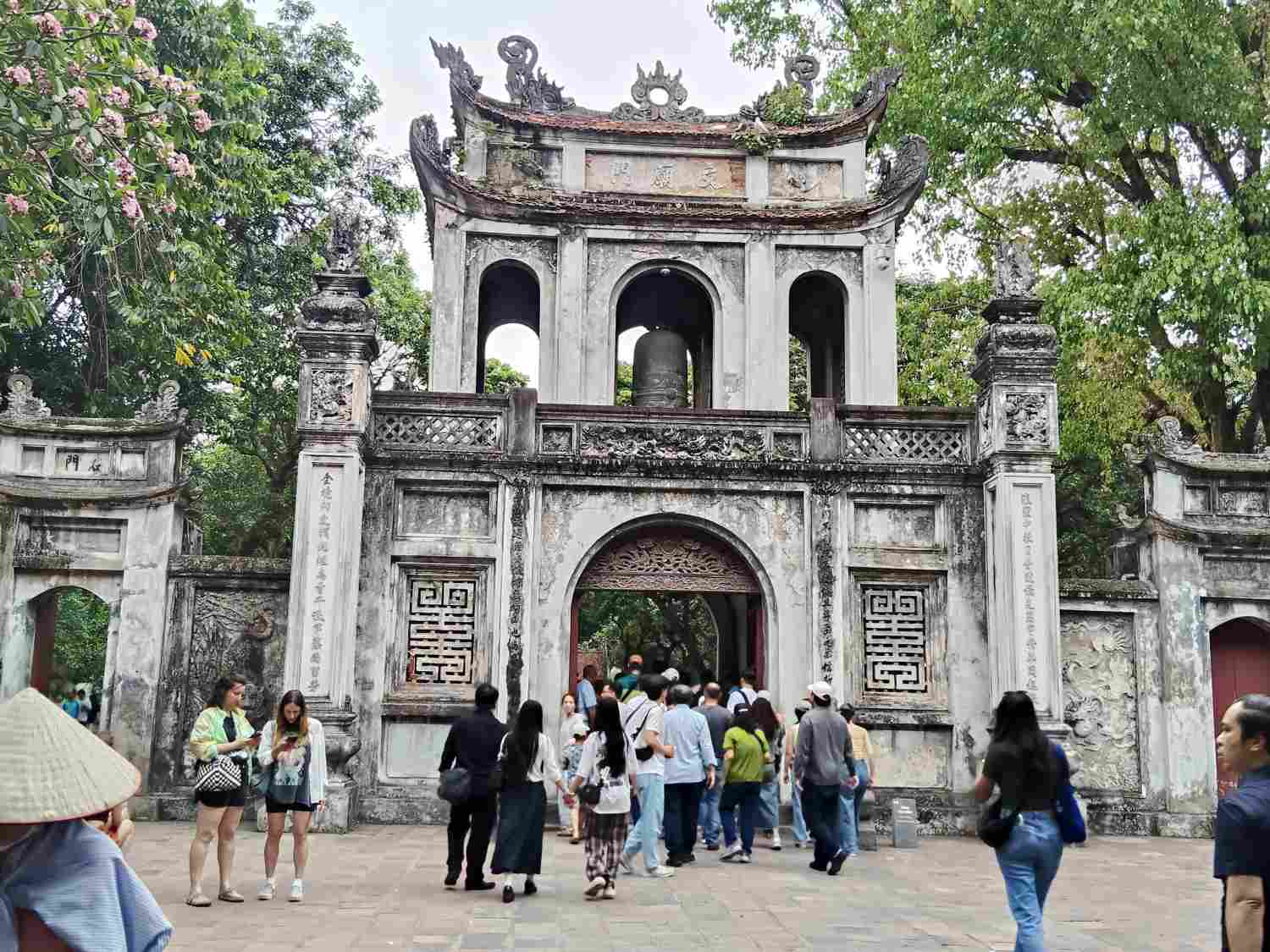 Du khách đổ về Văn Miếu - Quốc Tử Giám trong ngày thứ hai của kỳ nghỉ lễ. Ảnh: Thanh Trúc