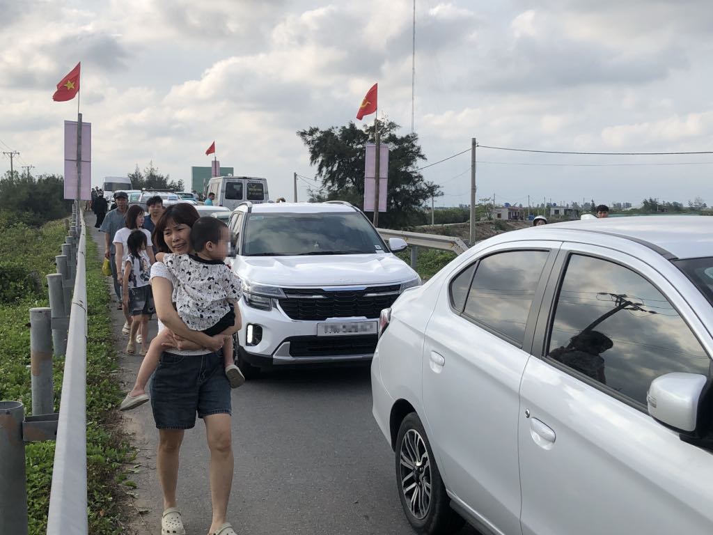 Nhiều người dân đã phải đi bộ do đoạn đường bị tắc cứng. Ảnh: Thục Quyên 