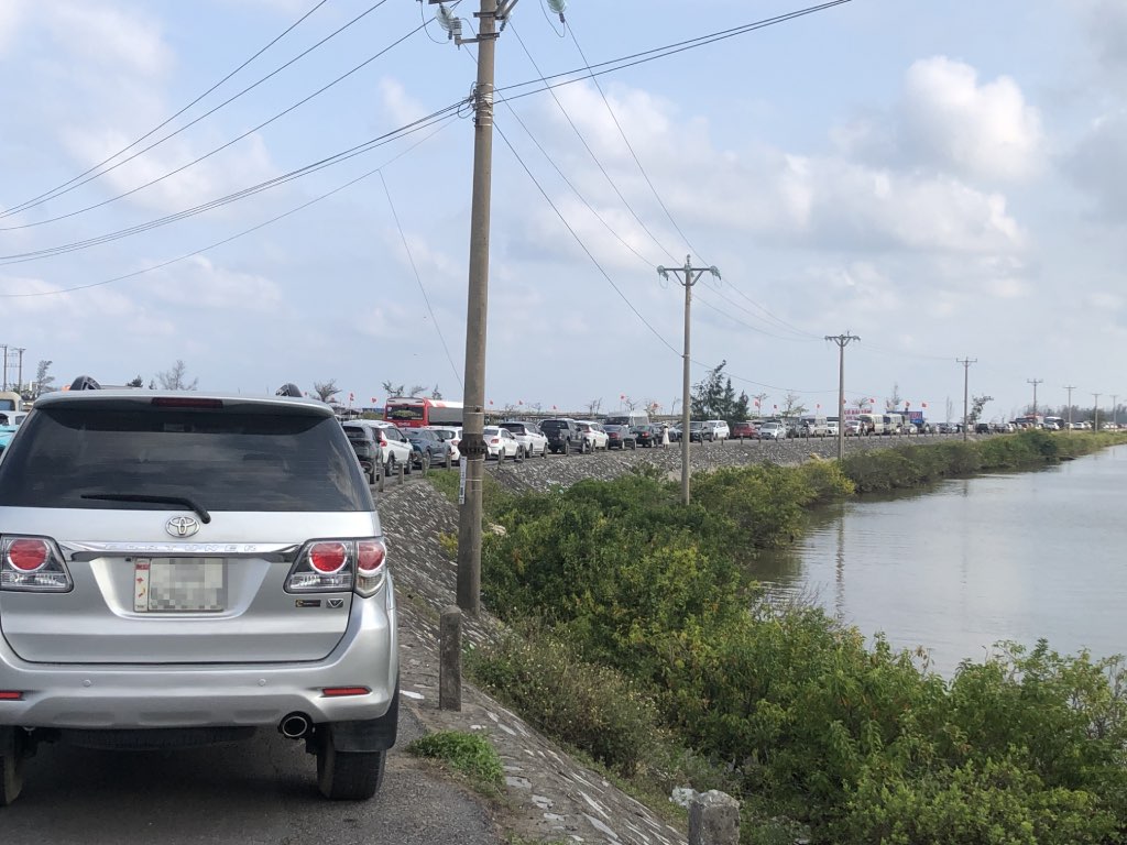 Long line of cars on the road to Con Vanh beach in the afternoon 1. 5. Photo: Thuc Quyen