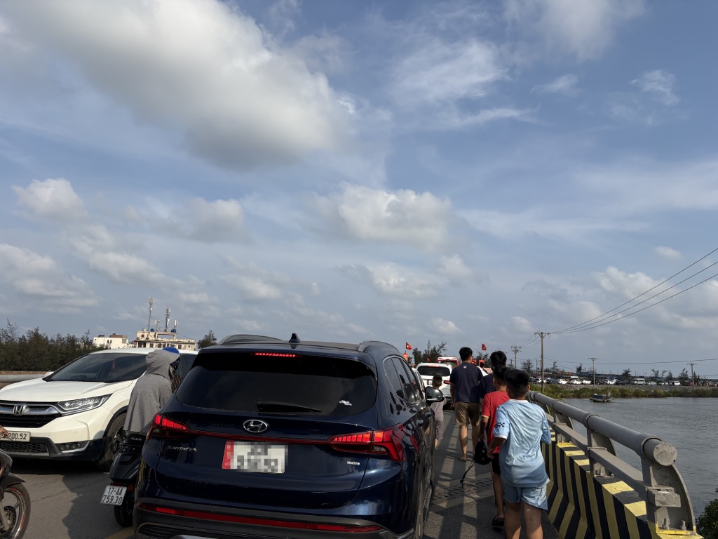 Dòng xe di chuyển rất khó khăn. Nhiều xe phải đỗ cách bãi biển gần 2 km để đi bộ. Ảnh: Thục Quyên 