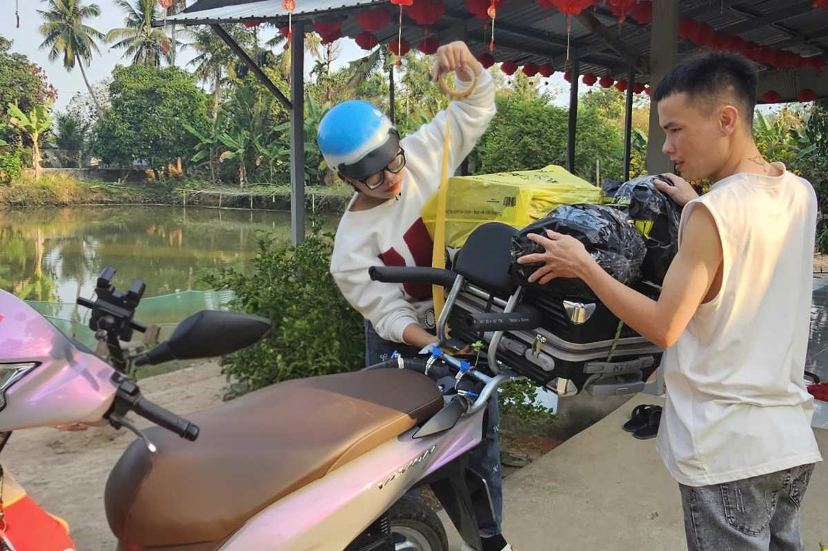 Many workers from their hometowns carry luggage, ready to travel hundreds of kilometers by motorbike under the hot sun to return to their livelihoods. Photo: My Ly