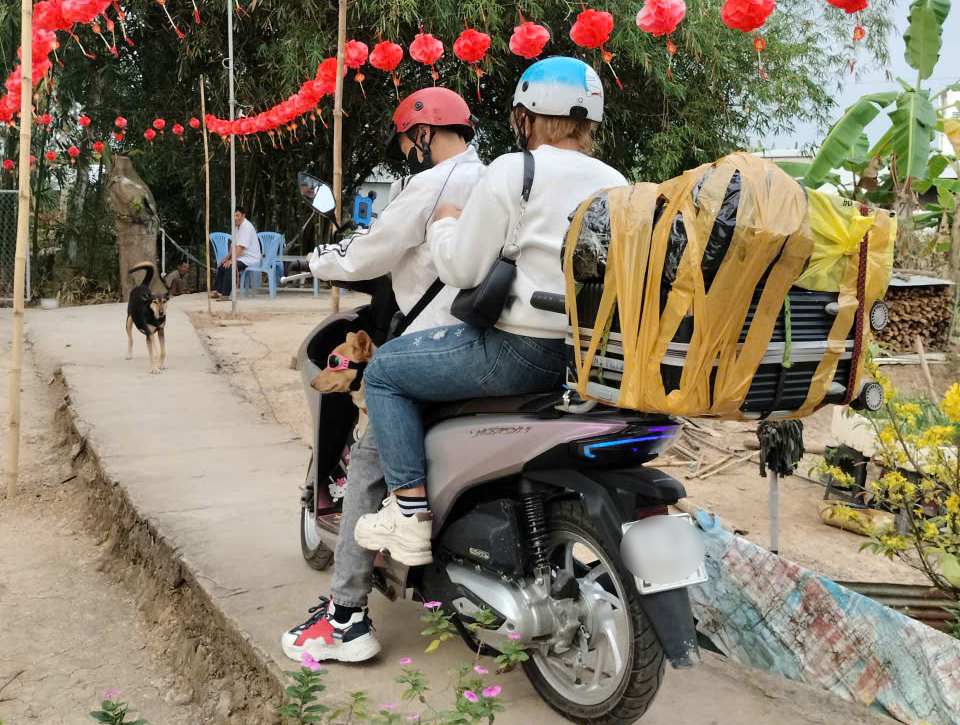 Nhiều công nhân như chị Tâm chọn phương tiện di chuyển bằng xe máy. Ảnh: Mỹ Ly