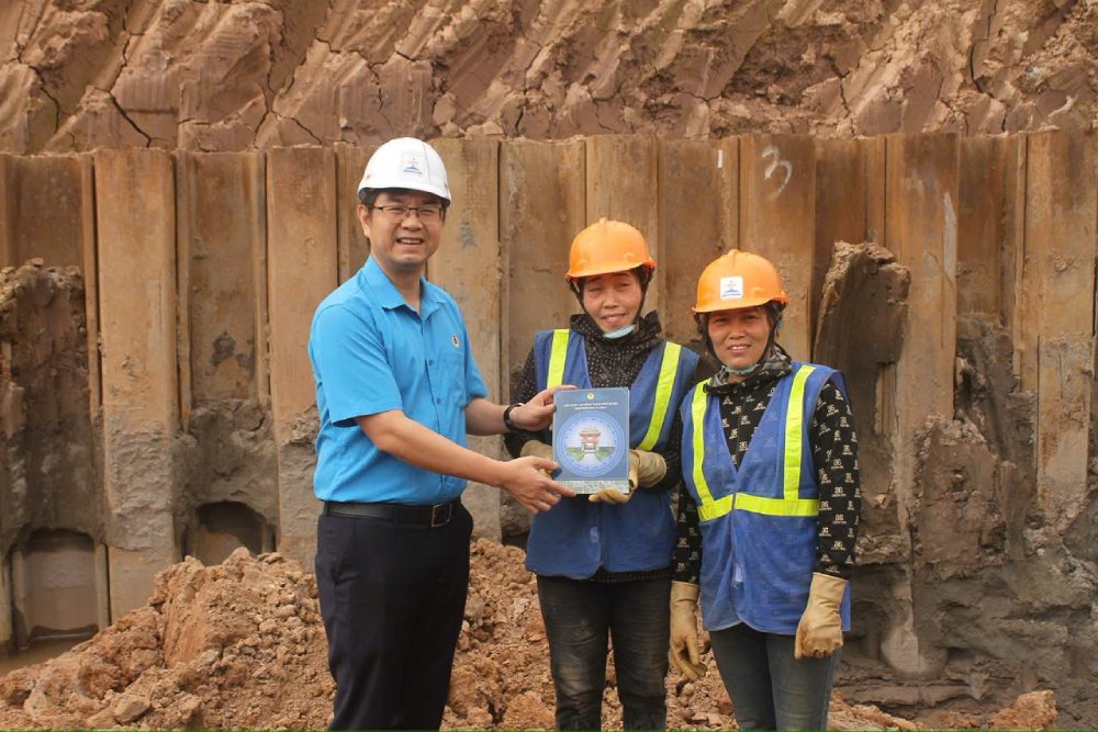 Leaders of the Hanoi Labor Federation present gifts to workers and laborers at the construction site of key projects. Photo: Quynh Chi