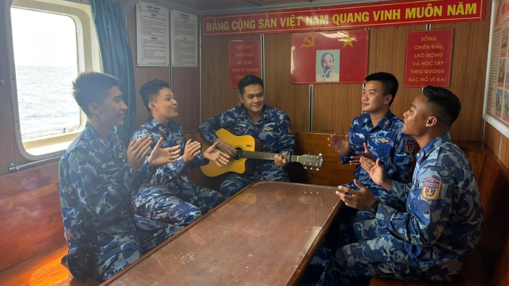 Phút giải lao, tham gia các hoạt động văn hóa, văn nghệ của cán bộ, chiến sĩ trên tàu. Ảnh: Quang Vinh