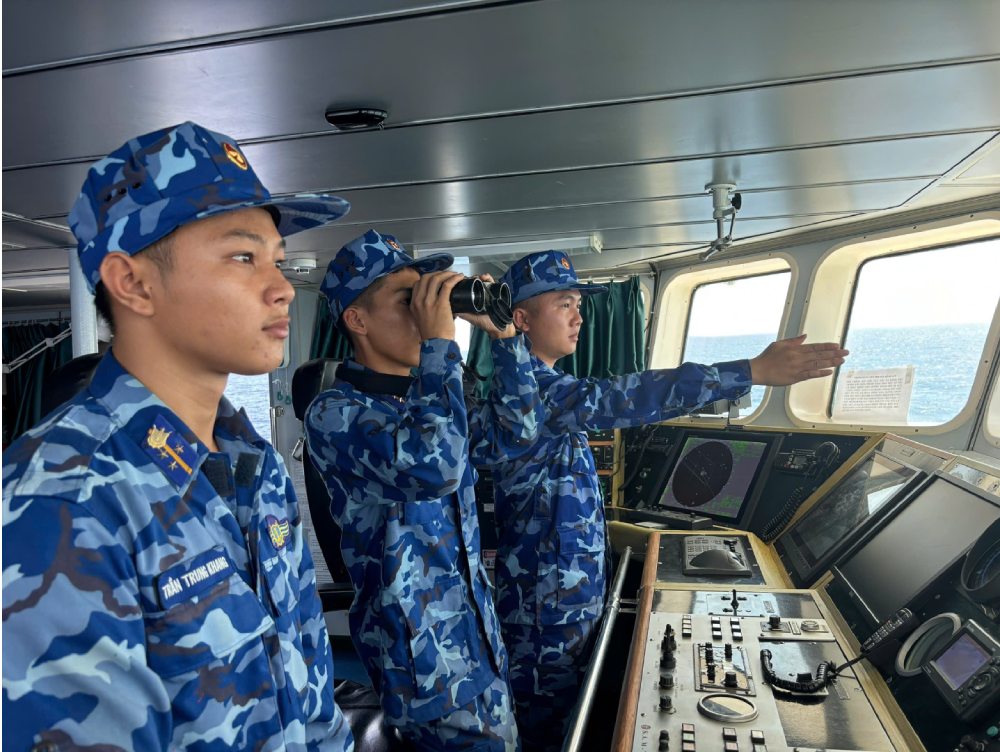 Officers and soldiers of ships of Coast Guard Region 4 Command performing duties at sea strictly maintain the duty and guard regime. Photo: Quang Vinh