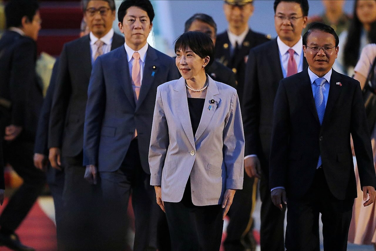 Japanese Prime Minister Takaichi Sanae arrives in Hanoi on the evening of May 1. Photo: Hai Nguyen