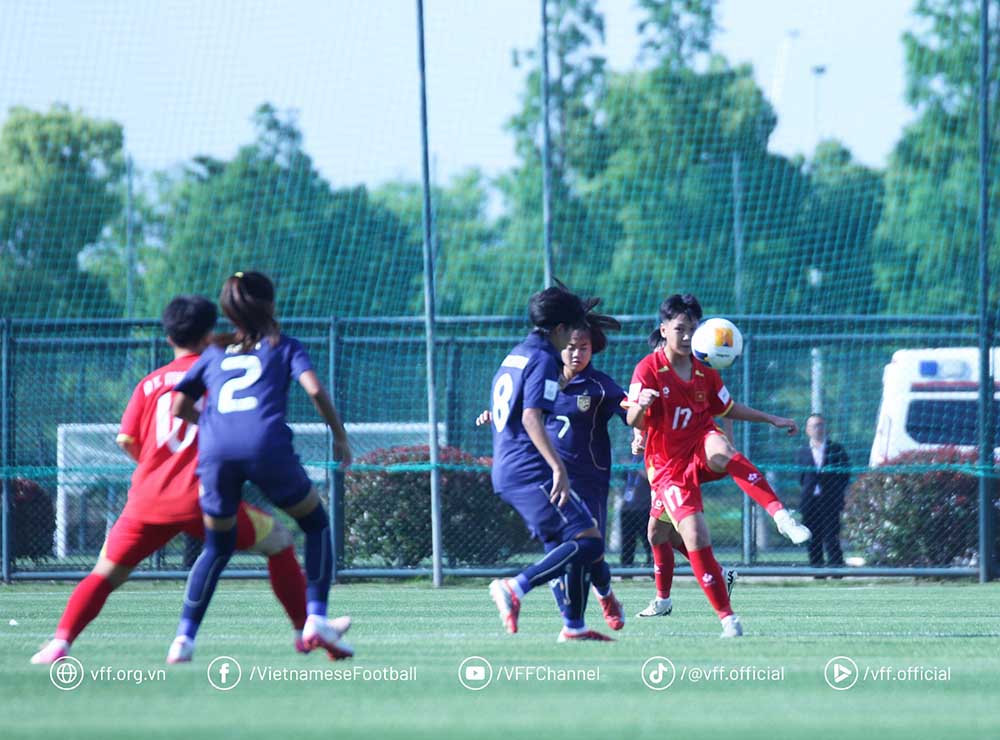 Vietnam U17 women's team (red jersey) had a dramatic draw against Thailand U17 women's team in the opening match of the 2026 AFC U17 Women's Championship. Photo: VFF