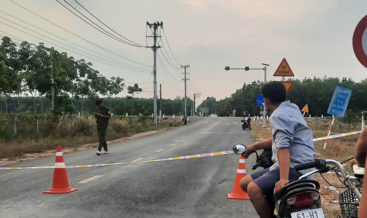 Cơ quan chức năng đang xử lý hiện trường, điều tra làm rõ vụ tai nạn. Ảnh: Bạn đọc cung cấp