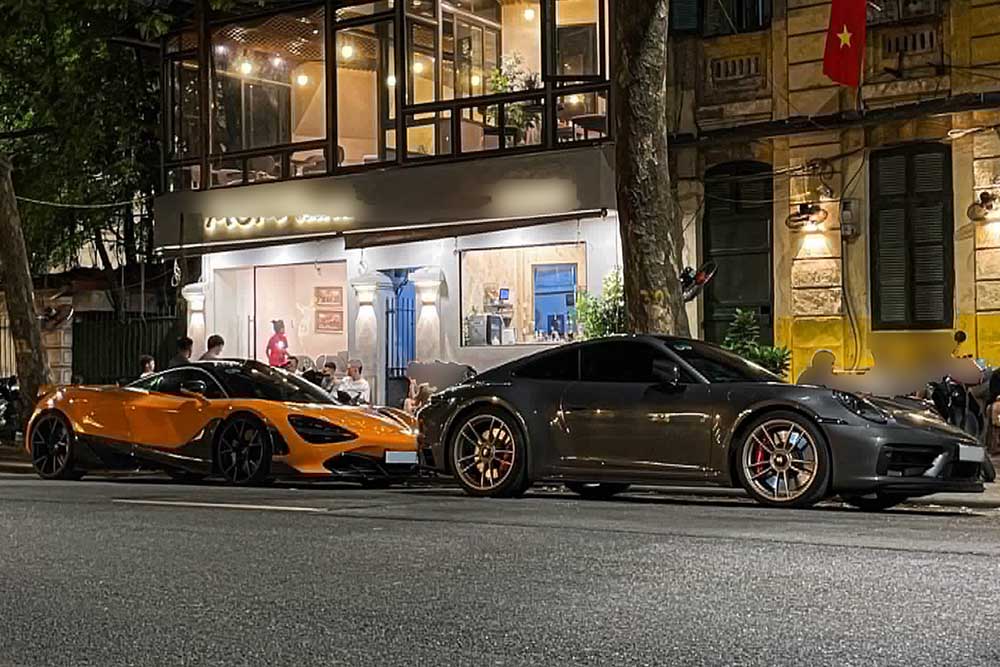 La pareja de McLaren 720S y Porsche 911 GTS ocupan un lugar destacado en las calles de Hanoi. Foto de : Ngoc Anh