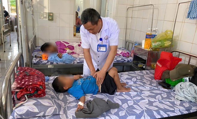 Doctors check the health of food poisoning patients. Photo: Lam Hung Tho