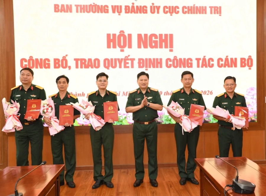 Thiếu tướng Phạm Anh Tuấn, Ủy viên Ban Thường vụ Đảng ủy Quân khu 7, Chủ nhiệm Chính trị Quân khu trao quyết định điều động, trưng dụng cán bộ. Ảnh: Nguyễn Hiền/Quân khu 7