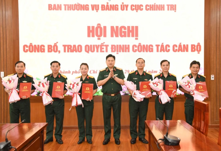 Major General Pham Anh Tuan - Member of the Standing Committee of the Party Committee of Military Region 7, Head of the Political Department of the Military Region presents retirement decisions, transfers, and appointments of officers to military officers. Photo: Nguyen Hien/Military Region 7